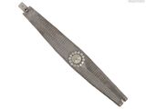 une image représentant une montre en argent ornée d'un diamant sur le cadran