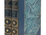 deux livres à la couverture bleue et aux bordures dorées sur fond blanc