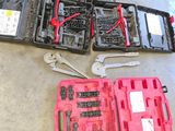 de nombreux outils dans la mallette posée par terre à côté d'une paire de chaussures