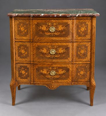 une commode ancienne avec dessus en marbre