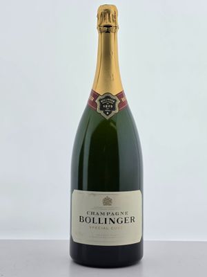 une bouteille de champagne posée sur une table
