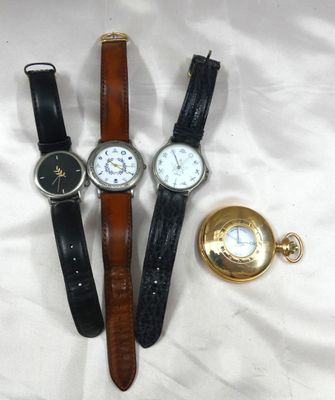 trois montres et une montre de poche posées sur un lit recouvert d'un drap blanc