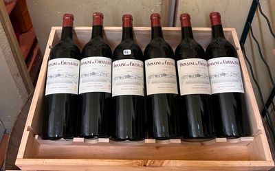 six bouteilles de vin dans un coffret en bois sur une table