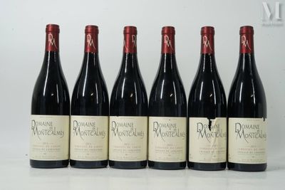 six bouteilles de vin rouge sont alignées sur une table