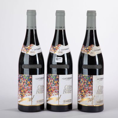 trois bouteilles de vin décorées de paillettes, alignées les unes à côté des autres