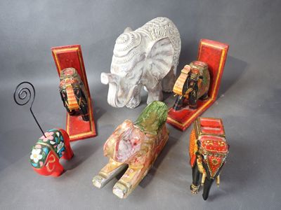 6 éléphants en bois peint ou laqué dont une paire de serre-l…