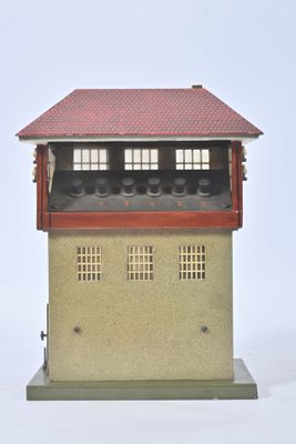 une petite maquette d'un bâtiment au toit rouge