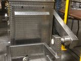 une machine qui se trouve à l'intérieur d'un bâtiment