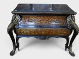 une commode richement décorée, dotée d'un plateau en marbre