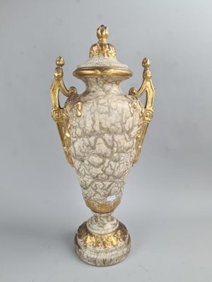 Vase couvert en céramique craquelée à décor doré.