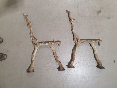 deux morceaux de bois découpés en forme de cheval