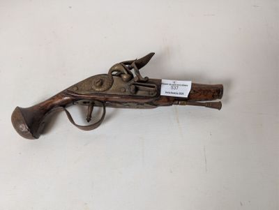 un petit pistolet jouet muni d'une étiquette