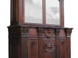 un vieux vaisselier en bois surmonté d'un miroir