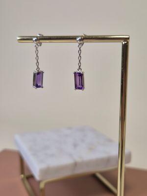 boucles d'oreilles en améthore violet montées sur une tige plaquée or