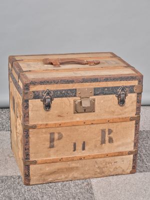 une vieille malle en bois sur laquelle est inscrit « phi phi phi »