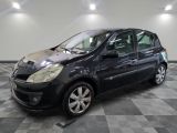 la photo d'une voiture noire garée dans un garage