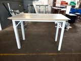 une table placée au milieu d'une pièce