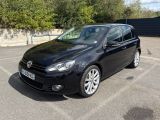 La Volkswagen Golf noire est garée sur le parking.