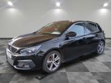 une voiture noire est garée sur le sol en damier d'un garage