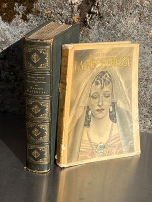 deux livres posés l'un à côté de l'autre sur une table