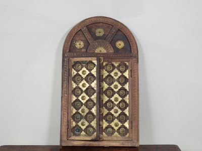 une étagère en bois surmontée d'un miroir