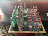 plusieurs bouteilles d'eau posées sur un plateau, sur une table