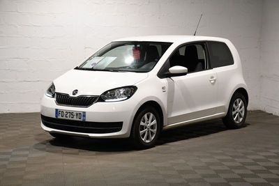 une voiture blanche garée dans un garage