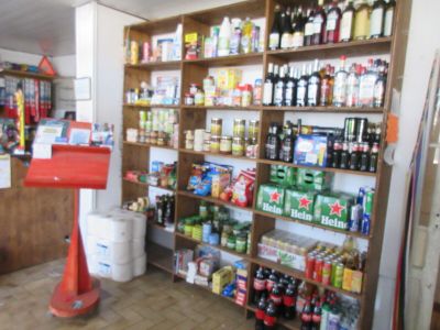 un magasin dont les rayons regorgent de bouteilles et de canettes