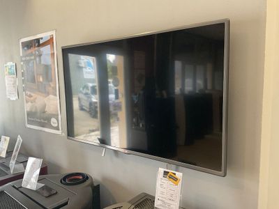 une photo d'une télévision à écran plat montée sur un mur