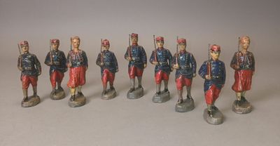 sept figurines de soldats en uniformes rouges, bleus et blancs