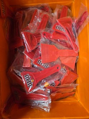 une boîte jaune remplie d'un tas d'objets rouges
