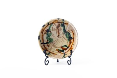 une assiette décorative sur laquelle figure l'image d'une femme
