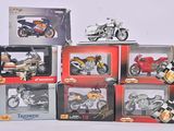 la boîte contient de nombreux modèles différents de motos miniatures
