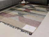 un tapis sur le sol d'un salon