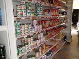 de nombreux rayons de conserves en vente dans le magasin
