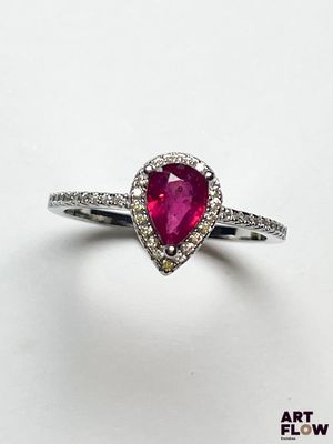 un gros plan sur une bague en rubis et diamants en forme de cœur