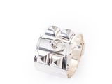 gros plan d'une bague en argent sur fond blanc