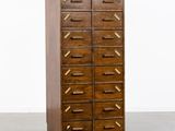 une image représentant une grande armoire en bois comportant de nombreux tiroirs