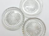 trois plats en verre transparent posés sur une table blanche