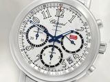 une image d'un gros plan d'une montre sur une surface blanche