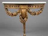 une table console ornementale sculptée avec un plateau en marbre