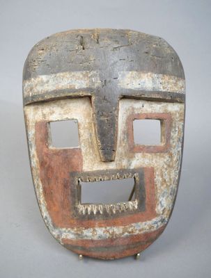 une image d'un masque en bois sur fond blanc