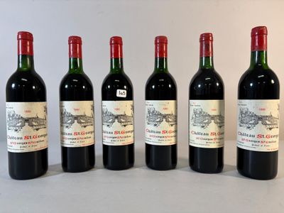 six bouteilles de vin sont alignées sur une table