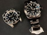 deux montres assises l'une à côté de l'autre sur une table