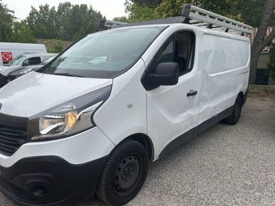 la photo d'une camionnette blanche garée sur un parking