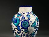 un vase bleu et blanc posé sur une table