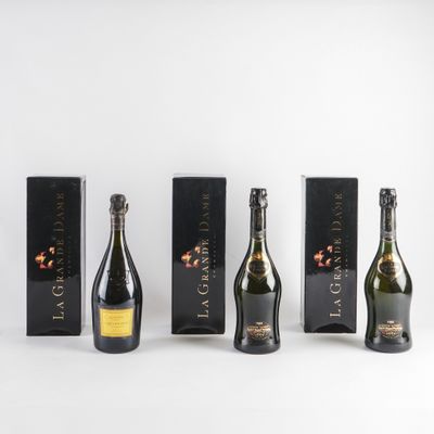 trois bouteilles de champagne et trois boîtes de chocolats