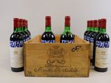 six bouteilles de vin rouge dans une caisse en bois sur fond blanc