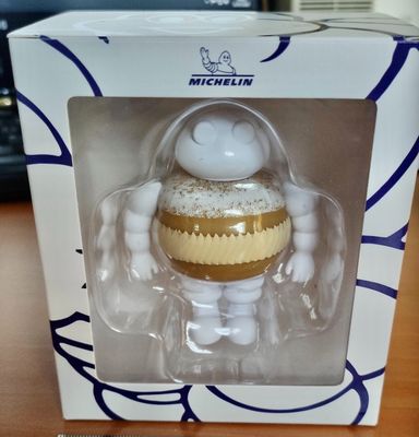 emballage d'une figurine posée dans une boîte sur une table