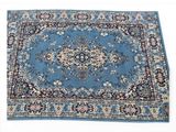 un gros plan d'un tapis bleu posé sur une surface blanche